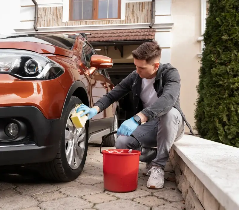 Lavage auto à domicile Lamothe-Montravel : professionnel intervenant sur un véhicule